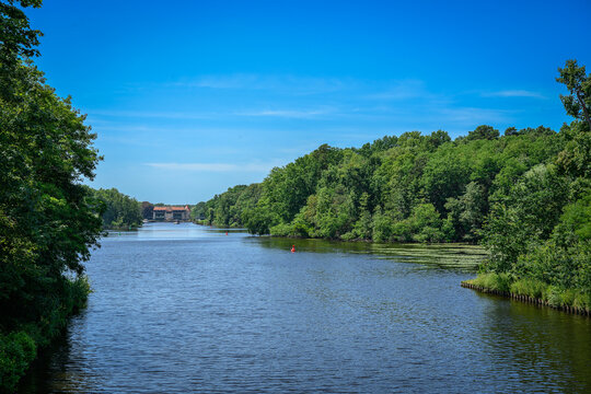 Blick vom Zehlendorfer Damm auf den Teltowkanal, den Machnower See und die Machnower Schleuse