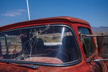 Gordijnen old truck in the desert with cracks in the windshield, route 66 © Dirk