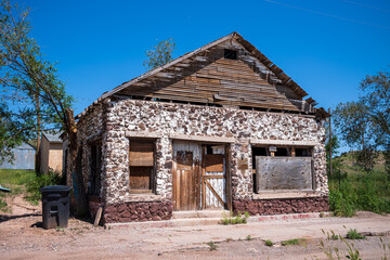 abandoned house on route 66 in arizona