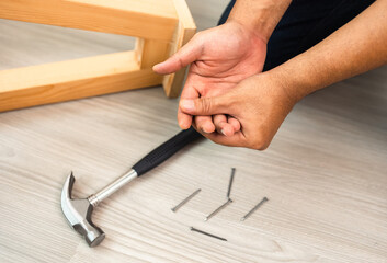 The carpenter was injured by hammer and nails. He misused the hammer and stuck it in his hand. Accidents during work require accident insurance.