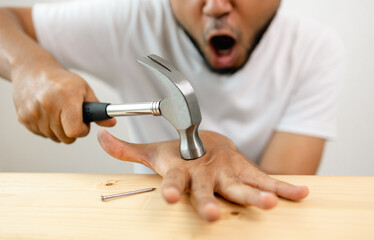 The carpenter was injured by hammer and nails. He misused the hammer and stuck it in his hand. Accidents during work require accident insurance.