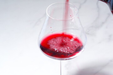 赤ワインが入ったワイングラス
