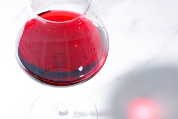 赤ワインが入ったワイングラス