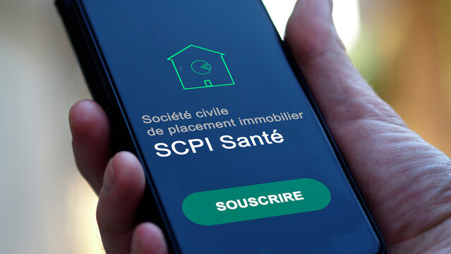 Un investisseur pense &agrave; souscrire &agrave; une SCPI sant&eacute;, soci&eacute;t&eacute; civile d'investissement immobilier sp&eacute;cialis&eacute; dans la d&eacute;pendance, les cliniques, EHPAD, cr&egrave;ches.