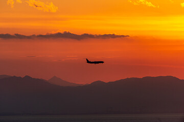 夕焼けの中の旅客機