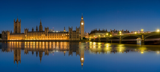 Fototapeta na wymiar Night time panorama of Big Ben and Westminster Bridge