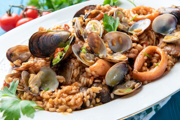 Fototapeta na wymiar Risotto alla pescatora, ricetta tradizionale di risotto con salsa di frutti di mare, cibo italiano 