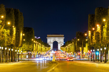 The Arc de Triomphe at night seen across des Champs-Élysées avenue in Paris, Francja - obrazy, fototapety, plakaty