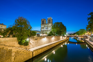 Fototapeta na wymiar Notre Dame cathedral at blue hour in Paris. France