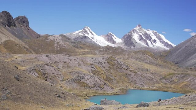 Panorama de nevados y laguna en la cordillera peruana en Cusco 