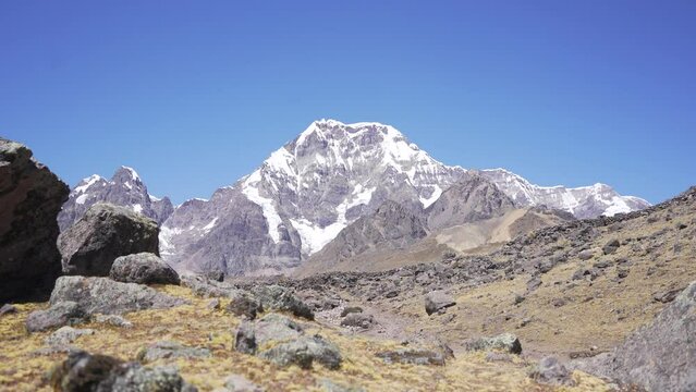 Vista general de nevado  Auzangate en la sierra de los andes peruanos 