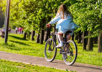Obraz premium Cyclist ride on the bike path in the city Park 