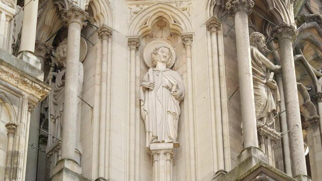 Statue cath&eacute;drale Reims