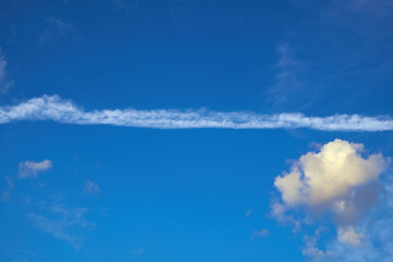 Kondensstreifen am Himmel