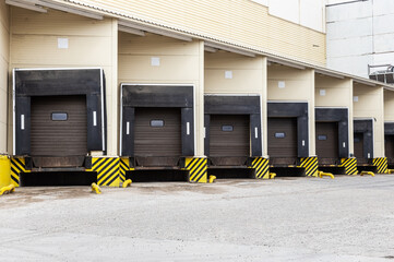 loading and unloading dock gates and dock shelters in the area - 535738103