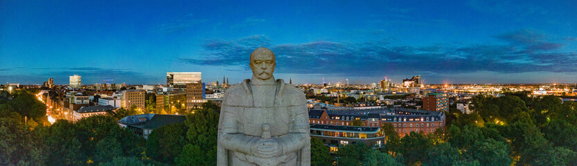 Fototapeta na wymiar Bismarck Monument Hamburg 