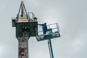 dismantling an old port crane 