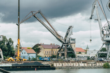 Obraz premium dismantling an old port crane 