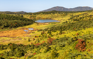 秋の一切経山から紅葉の登山道と鎌沼