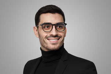 Obraz premium Contemporary business man with side look isolated on grey