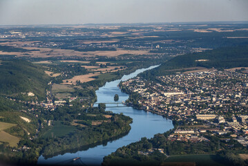 vue aérienne de la Seine à Vernon dans l'Eure en France - 535756301