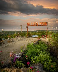 Obraz premium Scenic view of Alejo's Peak park with a sign in Bogo, Cebu, Philippines, at sunset
