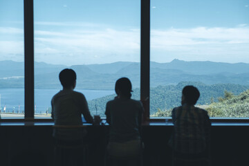 美幌峠の景色を眺める人たち（北海道）
