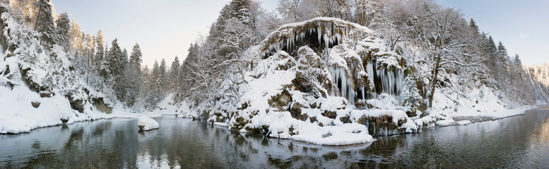 Winterlandschaft am Fluss mit Schnee und Eis