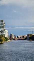 Obraz premium Vertical daytime view of the river in Berlin, Germany