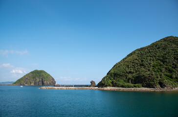 Obraz premium 大小の緑の島と防波堤