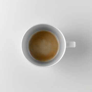 Kubek kawy na białym tle.