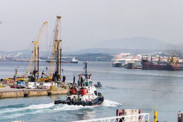 contenedores en el Puerto Bahía de Algeciras,Andalucia, Spain