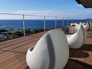 海辺のバルコニーとモダンな家具　seaside balcony with modern furnitures	