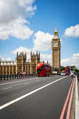 Kussenhoes big ben and houses of parliament from road view and red buses © Di Mamedova