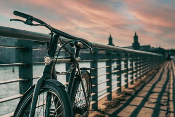 Close-up shot van een oude fiets op de brug bij zonsondergang in Berlijn, Duitsland