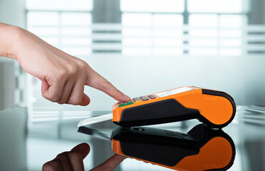 Obraz premium Close up of hand paying with credit card
