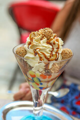 Lecker Eisbecher mit Raffaello und Sahne