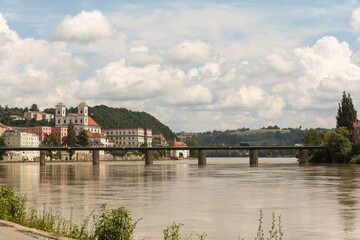Fototapeta na wymiar Alte Brücke über den Fluss Inn, mit der Stadt Passau im Hintergrund