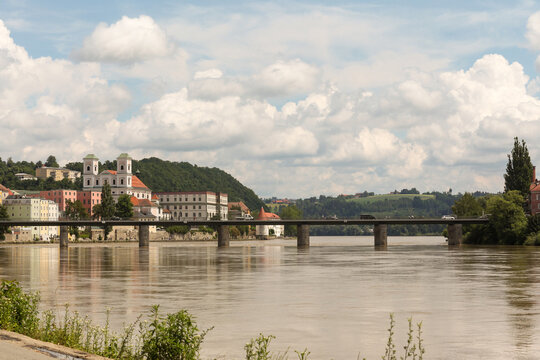 Alte Brücke über den Fluss Inn, mit der Stadt Passau im Hintergrund
