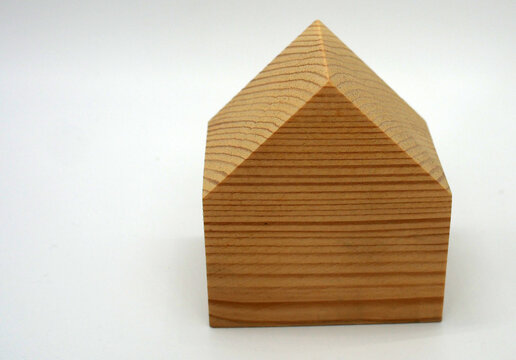 Casa de madera sin pintar con espacio para texto.