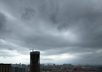 Obraz premium Unfinished building under dark clouds