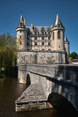 Fototapeta na wymiar Château renaissance de La Rochefoucauld depuis le pont de la rivière la Tardoire