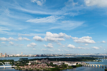 Obraz premium Seaside city under cloudy sky