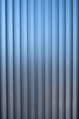 Fondo con detalle y textura de rejilla metalica de tonos azules con degradado de luz