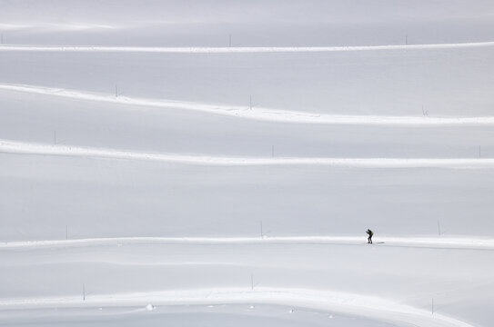 pistes de ski de fond avec la silhouette d'une personne en train de skier