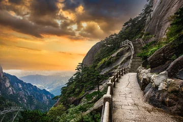 Photo sur Plexiglas Monts Huang Sentier de montagne solitaire et magnifique sculpté sur pierre au mont Huangshan. province d& 39 Anhui. Chine