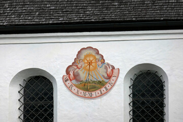 Sonnenuhr an der Kirche Maria Heimsuchung Kranebitten in Tirol
