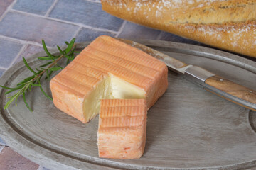 maroilles, fromage du nord de la France, sur une planche à découper en gros plan	