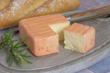 maroilles, fromage du nord de la France, sur une planche à découper en gros plan	