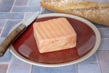 maroilles, fromage du nord de la France, dans une assiette en gros plan	
